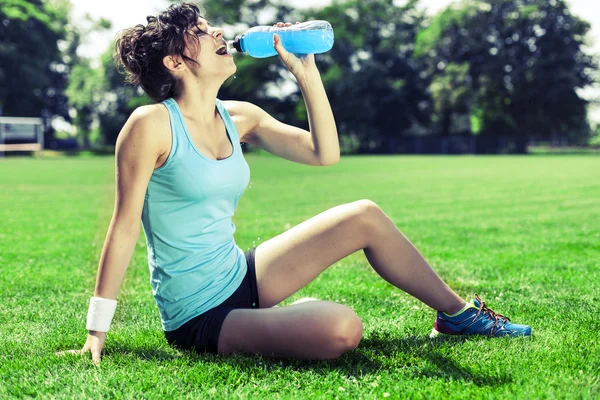 Mujer cansada corredora descansando después de correr — Foto de Stock