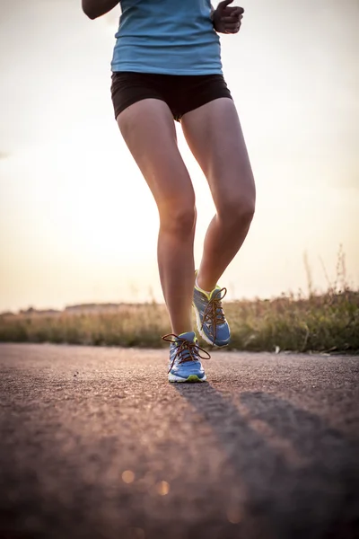 Twee mooie meisjes joggen in de ochtend — Stockfoto