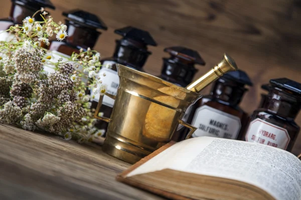 L'ancienne médecine naturelle, les herbes et les médicaments — Photo