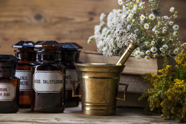 De oude natuurlijke geneeskunde, kruiden en geneesmiddelen — Stockfoto