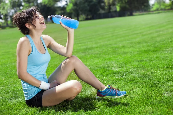 Mujer cansada corredora descansando después de correr — Foto de Stock