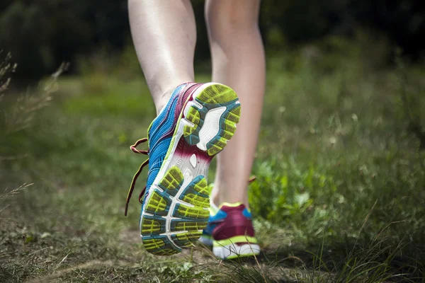 Twee mooie meisjes joggen in de ochtend — Stockfoto