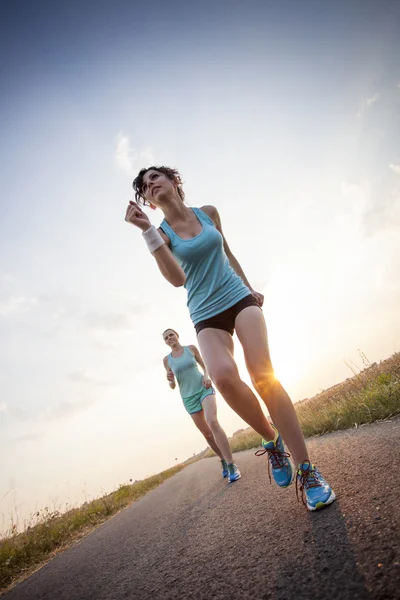 Two pretty girls jogging in the morning — Stock Photo, Image