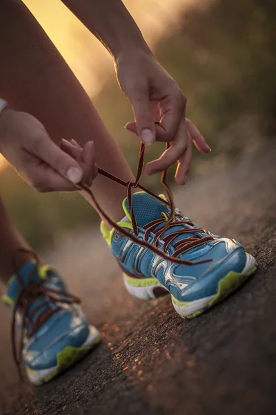 Twee mooie meisjes joggen in de ochtend — Stockfoto