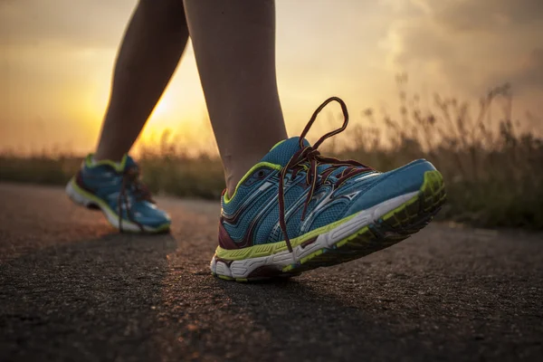 Twee mooie meisjes joggen in de ochtend — Stockfoto