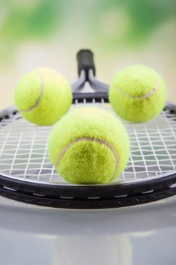 Tenis kümesi. Raket ve top.