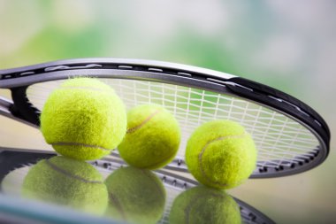 Tenis kümesi. Raket ve top.