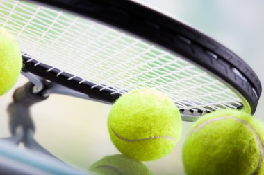 Tenis kümesi. Raket ve top.