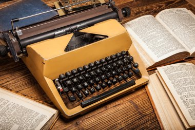 Eski Daktilo, bir yığın kitap ve yaratıcılık bir sürü