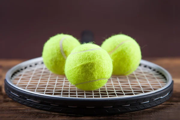一整套的网球。球拍和球. — 图库照片