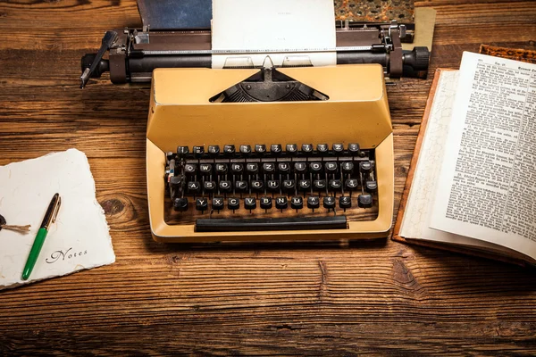 Vieja máquina de escribir, una pila de libros y mucha creatividad —  Fotos de Stock