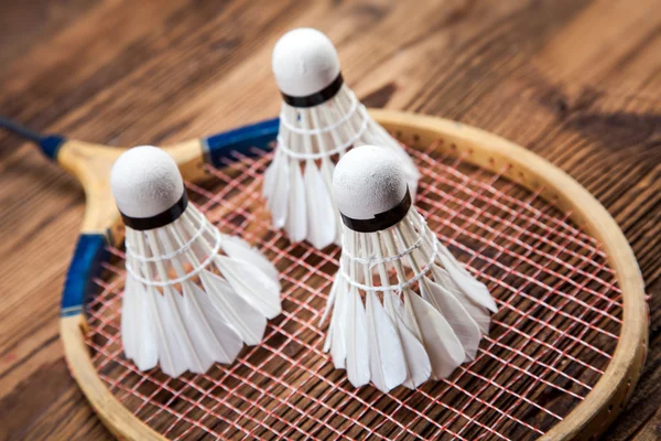 Een set van badminton. Paddle en de shuttle. — Stockfoto