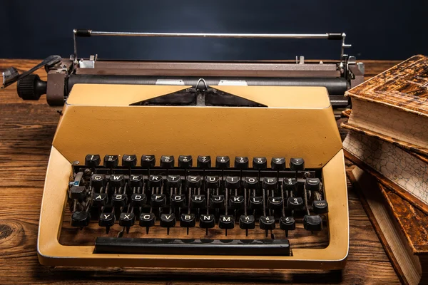Velha máquina de escrever, uma pilha de livros e muita criatividade — Fotografia de Stock