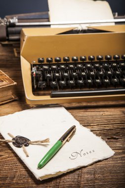 Eski Daktilo, bir yığın kitap ve yaratıcılık bir sürü