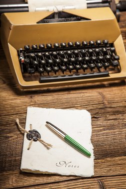 Eski Daktilo, bir yığın kitap ve yaratıcılık bir sürü