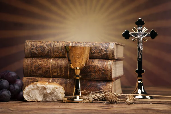 Heilige voorwerpen, Bijbel, brood en wijn. — Stockfoto