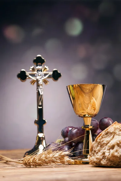 Objetos sagrados, bíblia, pão e vinho . — Fotografia de Stock