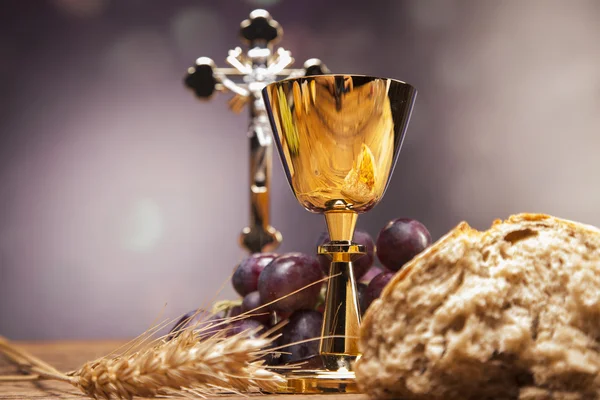 Heilige voorwerpen, Bijbel, brood en wijn. — Stockfoto