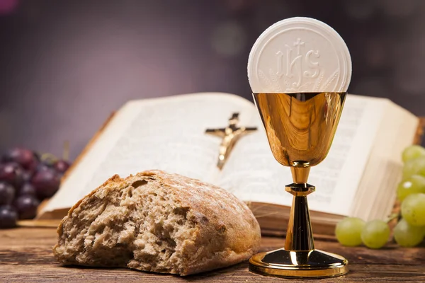Objetos sagrados, bíblia, pão e vinho . — Fotografia de Stock