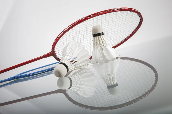 Een set van badminton. Paddle en de shuttle. — Stockfoto