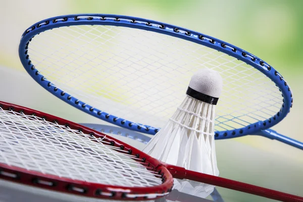 Een set van badminton. Paddle en de shuttle. — Stockfoto