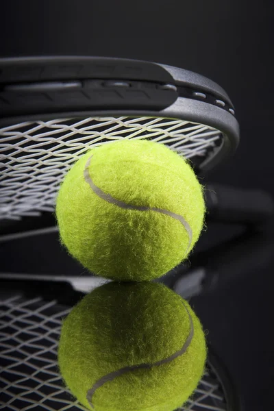 Un juego de tenis. Raqueta y pelota . — Foto de Stock