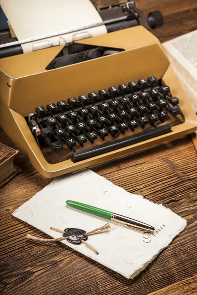 Παλαιά γραφομηχανή, ένα σωρό βιβλία και πολλή δημιουργικότητα — Φωτογραφία Αρχείου