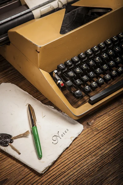 Alte Schreibmaschine, ein Stapel Bücher und viel Kreativität — Stockfoto