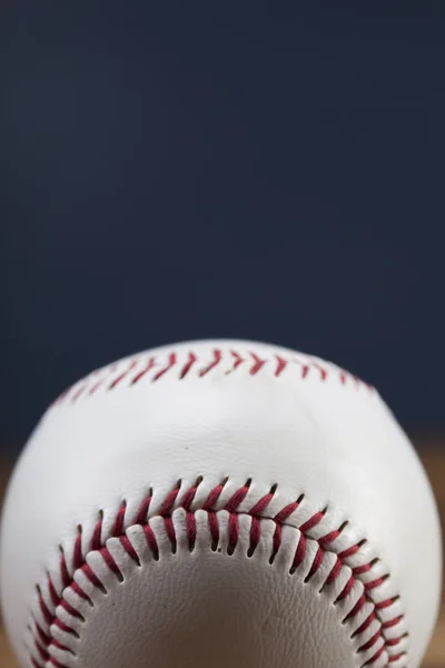 Pelota de béisbol sobre mesa de madera Imagen de archivo