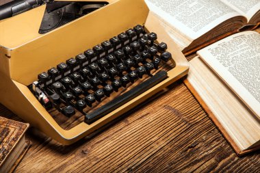 Eski Daktilo, bir yığın kitap ve yaratıcılık bir sürü