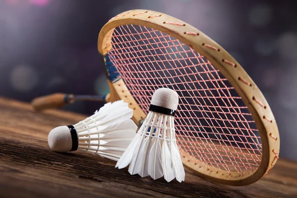 Un juego de bádminton. Paleta y el transbordador . —  Fotos de Stock