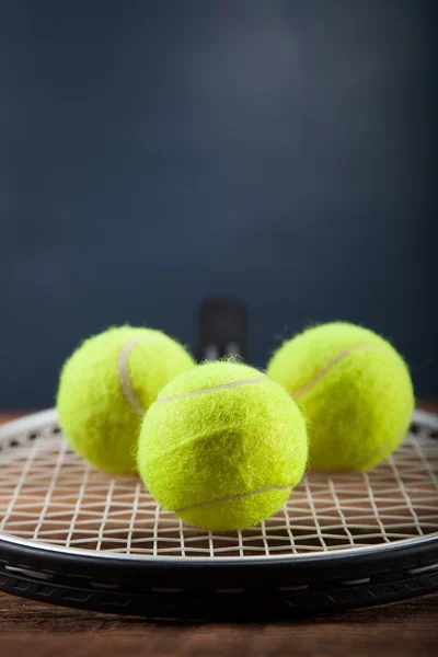 Ein Satz Tennis. Schläger und Ball. — Stockfoto