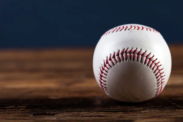 Pallone da baseball su tavolo di legno — Foto Stock