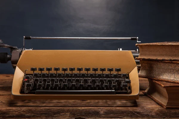 Vieja máquina de escribir, una pila de libros y mucha creatividad —  Fotos de Stock