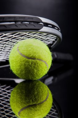 Tenis kümesi. Raket ve top.