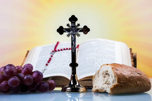 Religião cristã, vinho, pão e a palavra de Deus — Fotografia de Stock