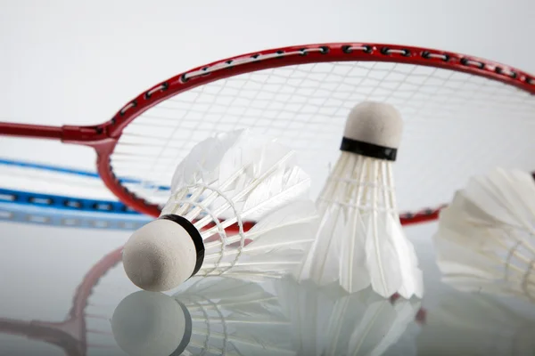 Een set van badminton. Paddle en de shuttle. — Stockfoto