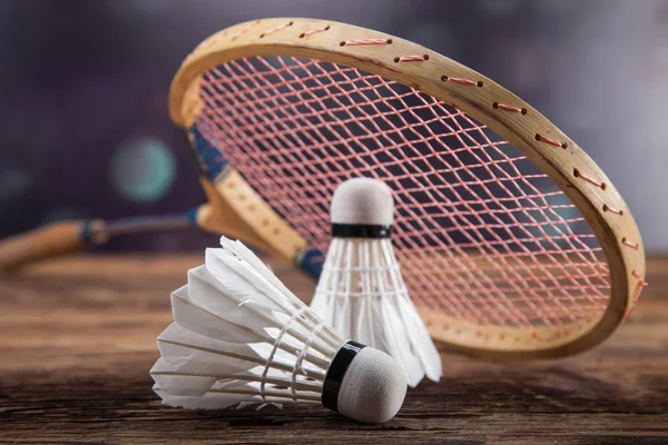 Sada badminton. Pádlo a badmintonový míček. — Stock fotografie