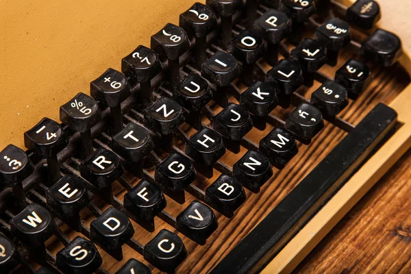 Starý psací stroj, hromadu knih a mnoho kreativity — Stock fotografie