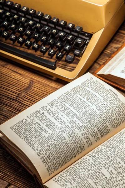 Old typewriter, a pile of books and a lot of creativity — Stock Photo, Image