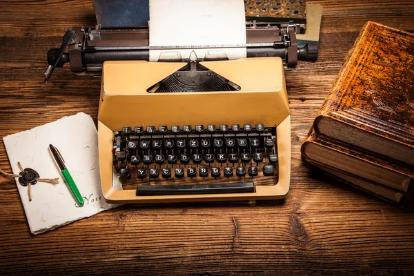 Velha máquina de escrever, uma pilha de livros e muita criatividade — Fotografia de Stock