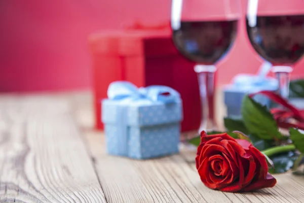 Valentine's Day, the day of lovers! Gifts and passionate red — Stock Photo, Image