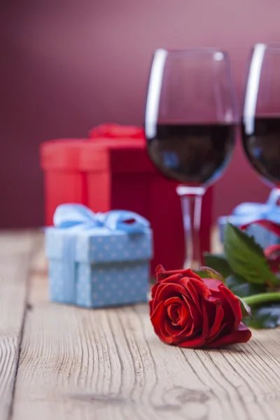Valentine's Day, the day of lovers! Gifts and passionate red — Stock Photo, Image