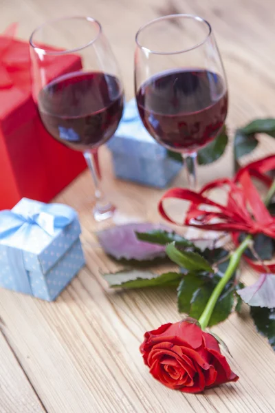 Valentine's Day, the day of lovers! Gifts and passionate red — Stock Photo, Image