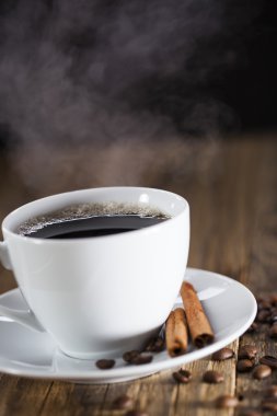 Ahşap bir masa sweets ile lezzetli kahve