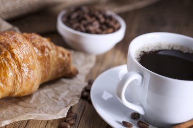 Ahşap bir masa sweets ile lezzetli kahve