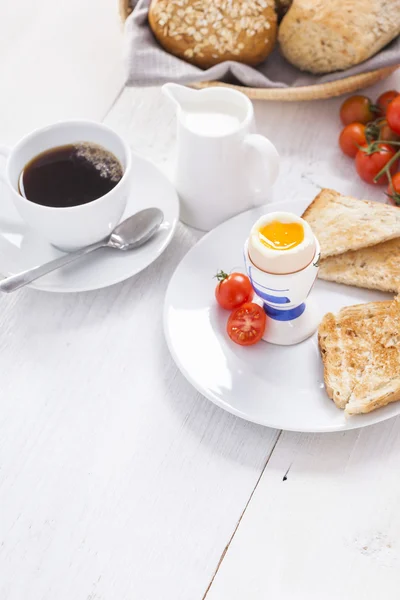 English breakfast on white wooden table — Stock Photo, Image