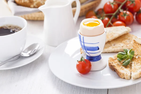 English breakfast on white wooden table — Stock Photo, Image