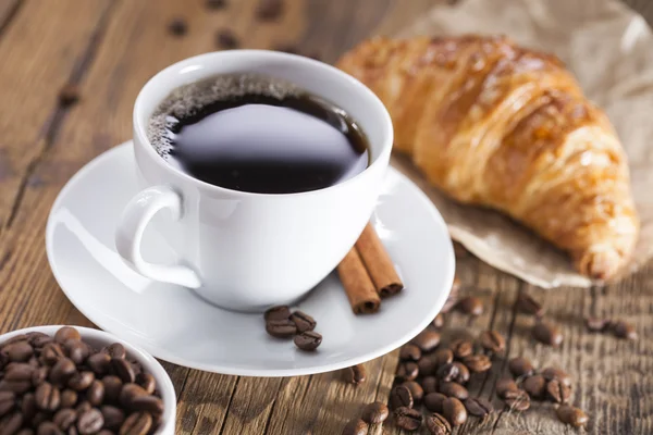 Delicioso café com doces em uma mesa de madeira — Fotografia de Stock