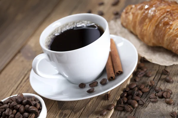 Delicioso café com doces em uma mesa de madeira — Fotografia de Stock